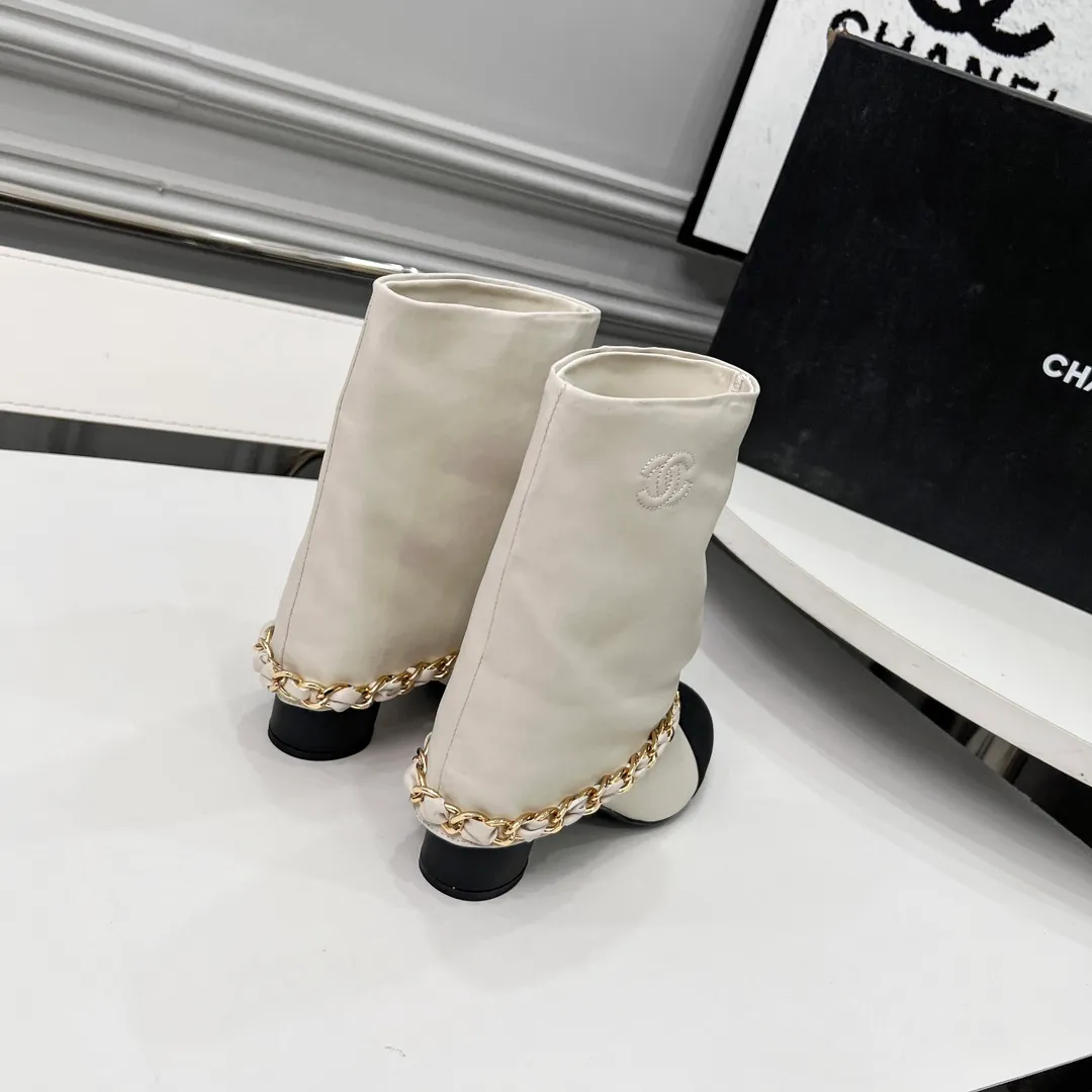👟👟Ex-factory price 980👟👟 High version of Chanel CHANEL, 🌞🌞🌞Xiaoxiang’s latest boots for autumn and winter 2025, a must-have item for this autumn and winter! ! Ms. Chanel loves simple yet irresistible combinations to show her unique style. Mix and match freely to shine⚡Follow Grandma’s fashion steps! ! ! The top-notch craftsmanship and texture are perfectly presented. No matter any details, you can compare them with the counters. The best quality products can be entered and exited from the counters at will! ! ❶Material: imported cowhide ❷Inner lining: cowhide lining ❸Feet: cowhide lining ❹Outsole: original Italian leather outsole ❺Heel height: 5.5cm ❻Boot shaft height: 8 inches ❼Number: 35-40 (40 and 41 are customized and cannot be returned)